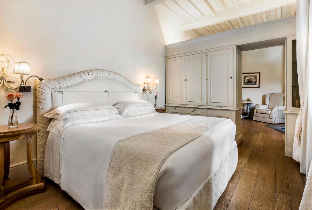 Postel nebo postele na pokoji v ubytování Monastero di Cortona Hotel & Spa
