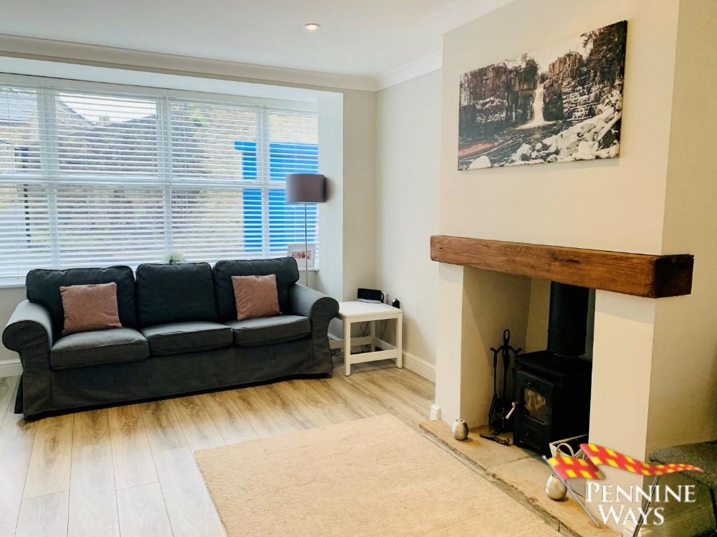 uma sala de estar com um sofá e uma lareira em Bleabeck View, Middleton-In-Teesdale em Middleton in Teesdale