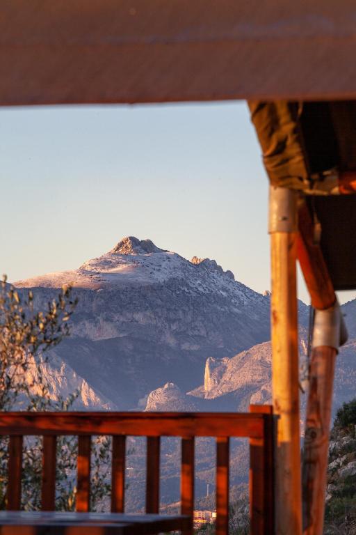 Nespecifikovaný výhled na hory nebo výhled na hory při pohledu z luxury tent