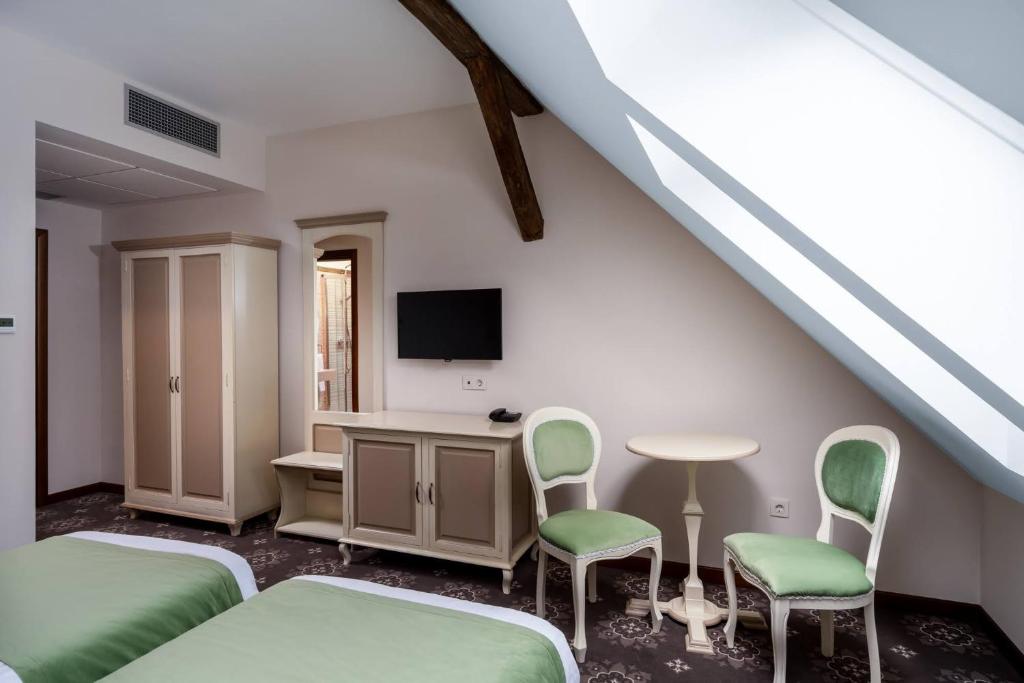 TV a/nebo společenská místnost v ubytování Hotel Leul de Aur