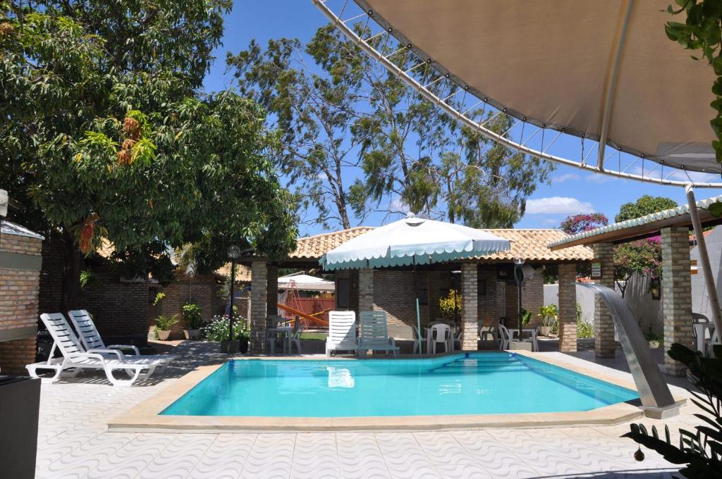 - une piscine en face d'une maison dans l'établissement Apart Hotel Chalé Executivo, à Mossoró