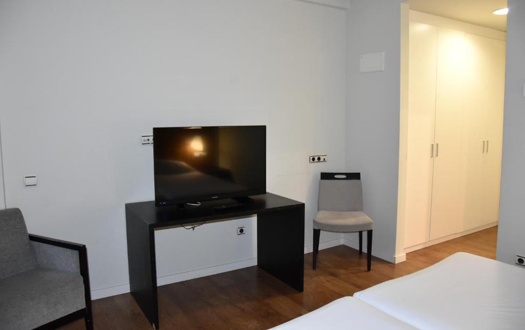 TV a/nebo společenská místnost v ubytování Hotel y Apartamentos SNÖ Isaba