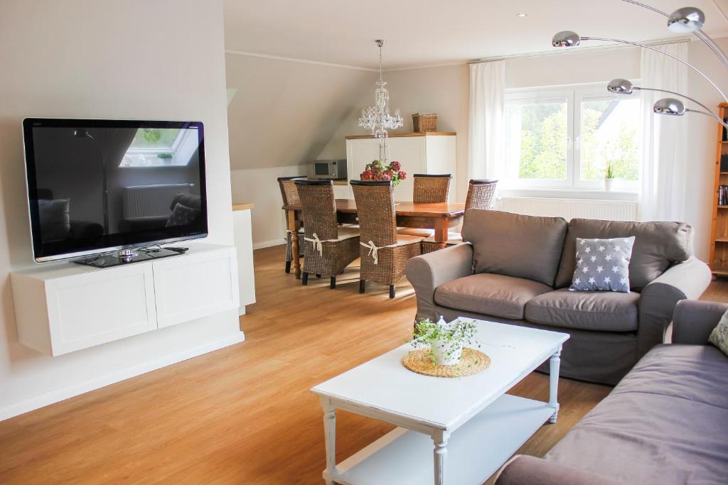 a living room with a couch and a tv at Deichkind im Deichhaus in Husum