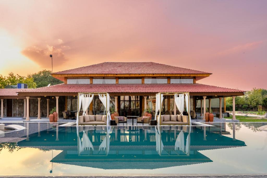 ein Haus mit Pool davor in der Unterkunft Brij Bageecha Jaipur - Private Villas with Plunge Pools in Jaipur