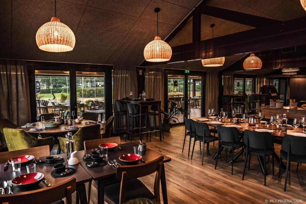 Reštaurácia alebo iné gastronomické zariadenie v ubytovaní Les Hauts de Kerano