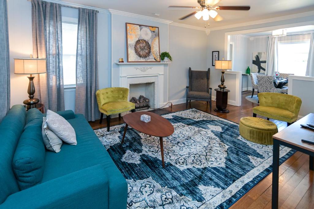 ein Wohnzimmer mit einer blauen Couch und einem Kamin in der Unterkunft Peaceful home in downtown Huntsville with nice back patio! in Huntsville