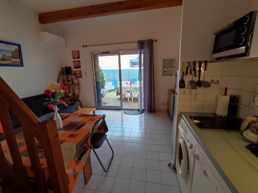 Kuchyňa alebo kuchynka v ubytovaní ONDINES I Très joli T2 mezzanine climatisé Richelieu Cap d'Agde