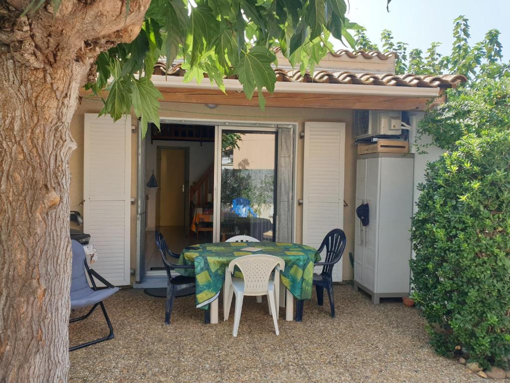 Patio alebo iná vonkajšia časť ubytovania ONDINES I Très joli T2 mezzanine climatisé Richelieu Cap d'Agde