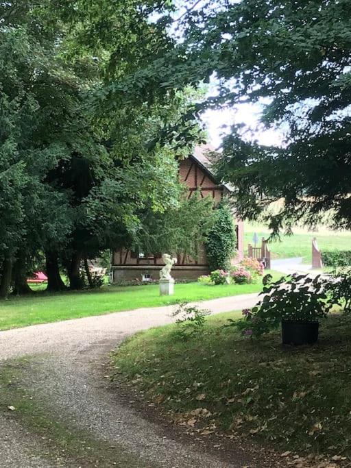 Vonkajšia záhrada v ubytovaní Maison de gardien , manoir de Pichemont, » la maison des écureuils »