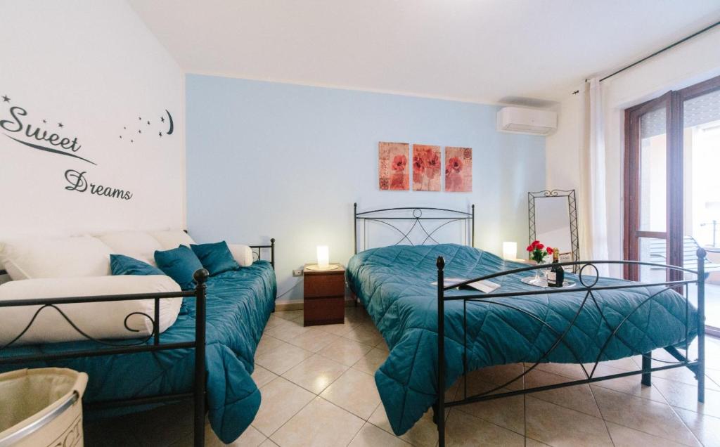 sypialnia z łóżkiem i kanapą w obiekcie Lido Alghero Beach House w mieście Alghero