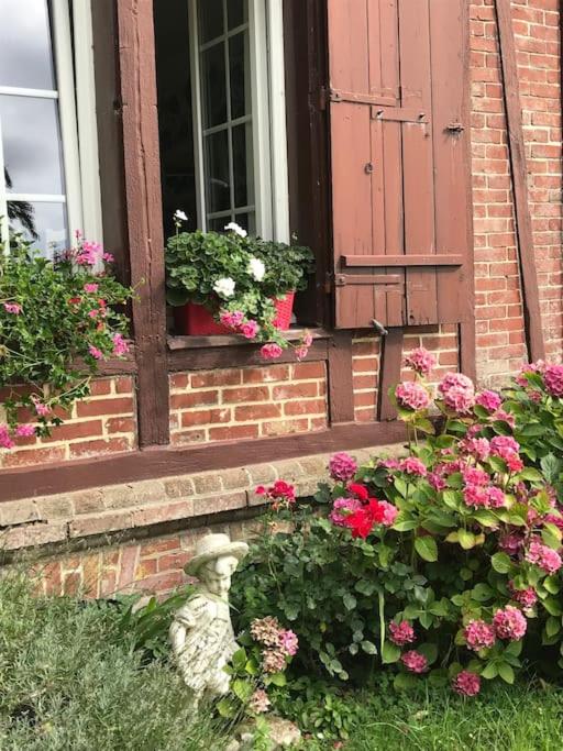Vonkajšia záhrada v ubytovaní Maison de gardien , manoir de Pichemont, » la maison des écureuils »