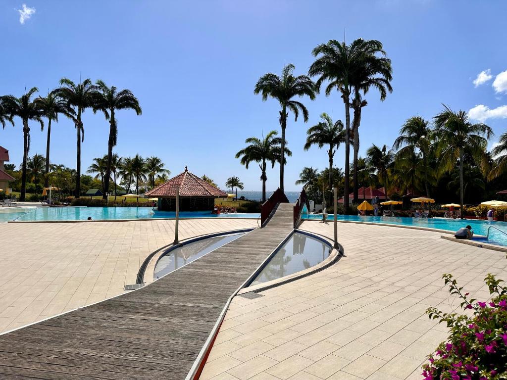 Bazén v ubytování Curaçao 13 studio vue mer proche plage dans Complexe type Village Vacances nebo v jeho okolí