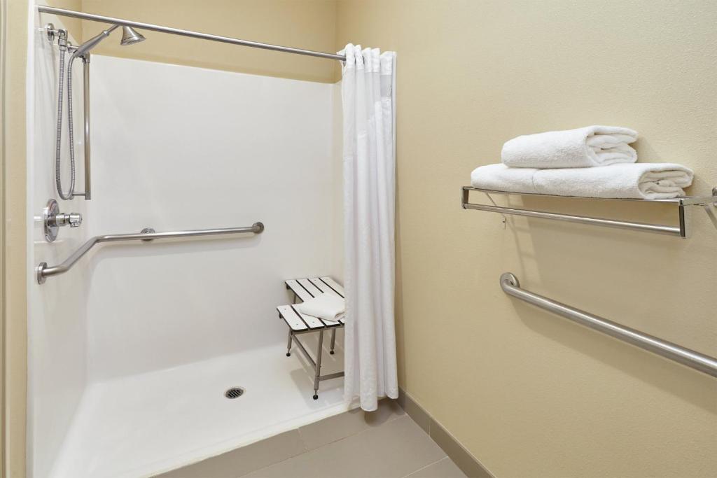 Holiday Inn Express & Suites Chicago-Libertyville, an IHG Hotel - Suite Met Mobility Accessible Tub - Niet Roken