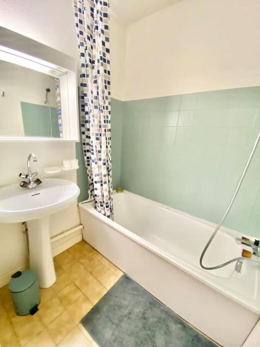 a bathroom with a sink and a bath tub and a sink at Appart ESTIVALE pr 4pax Acces plage in Saint-Raphaël