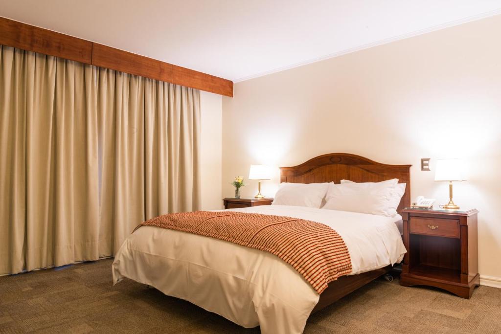 Postel nebo postele na pokoji v ubytování MR Hotel Providencia (ex Hotel Neruda)