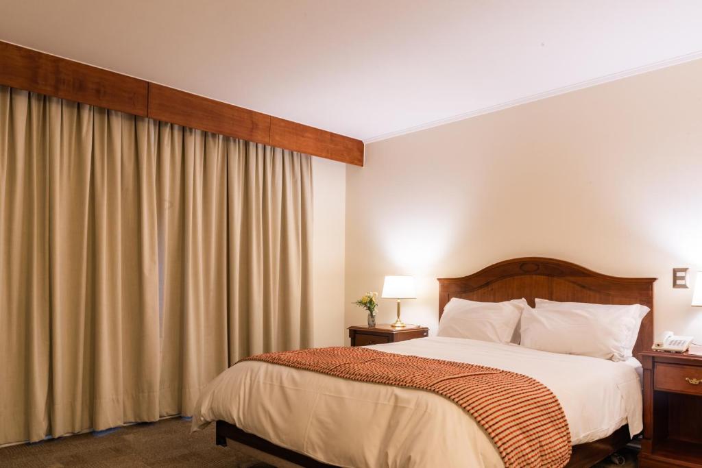 Postel nebo postele na pokoji v ubytování MR Hotel Providencia (ex Hotel Neruda)