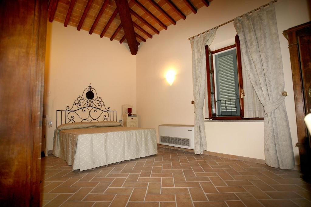 A bed or beds in a room at Bacco a Petroio
