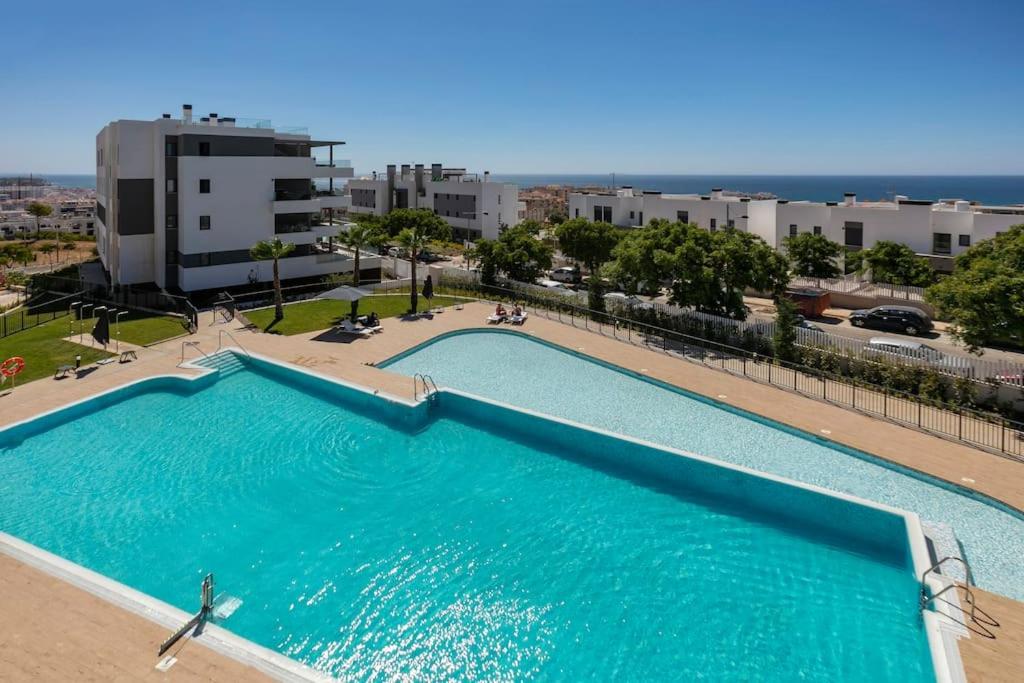 Amazing 4 bedroom Apt with pools + gym - RDR269