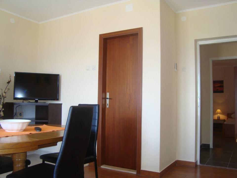 TV a/nebo společenská místnost v ubytování Apartments Roncevic #JOKO#