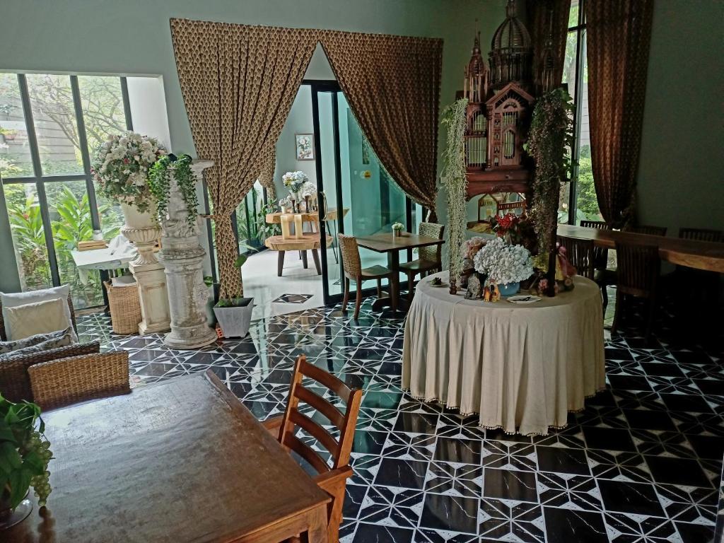 - une chambre avec une table et une maison dans l'établissement Sri Ngachang, à Chiang Mai