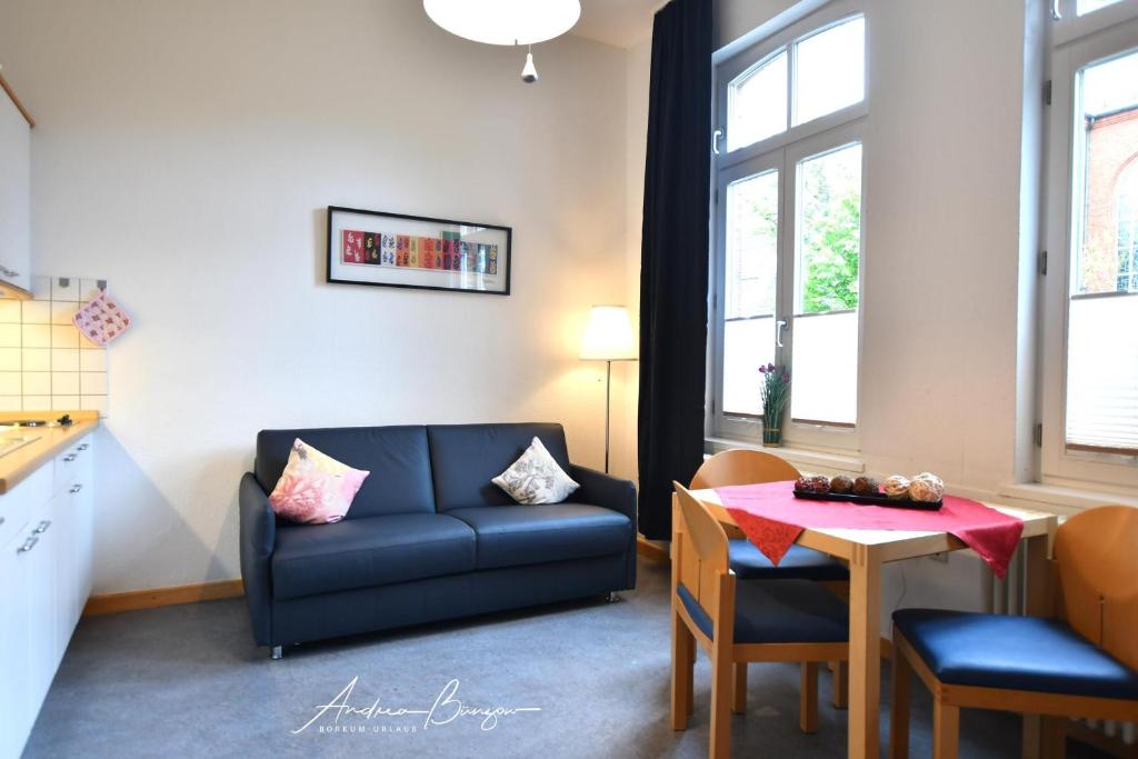 ein Wohnzimmer mit einem Sofa und einem Tisch in der Unterkunft Gästehaus St. Josef 2 in Borkum