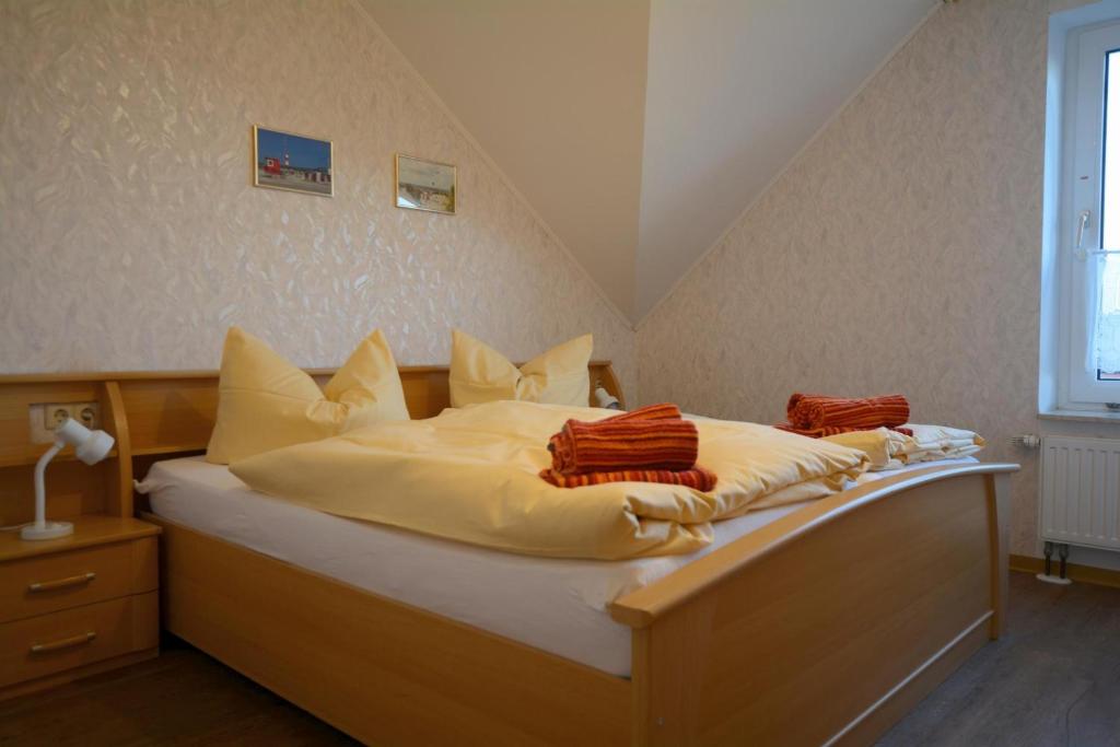 ボルクムにあるHaus-Koenigsduene-II-10の大型ベッド(白いシーツ、枕付)