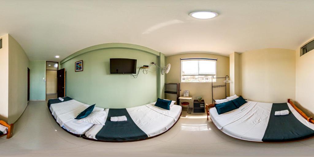 um quarto grande com duas camas em Hotel Barlovento Inn Piura em Piura