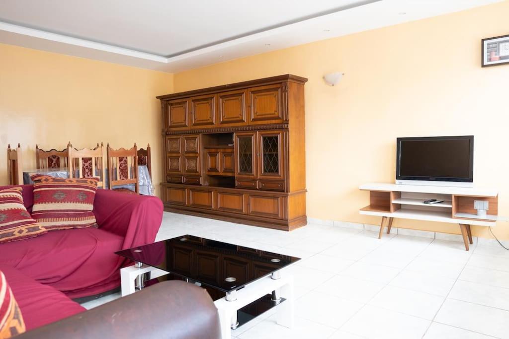 ein Wohnzimmer mit einem Sofa und einem Flachbild-TV in der Unterkunft 3 bedroom apt, near city center, Assomada - LCGR in Assomada