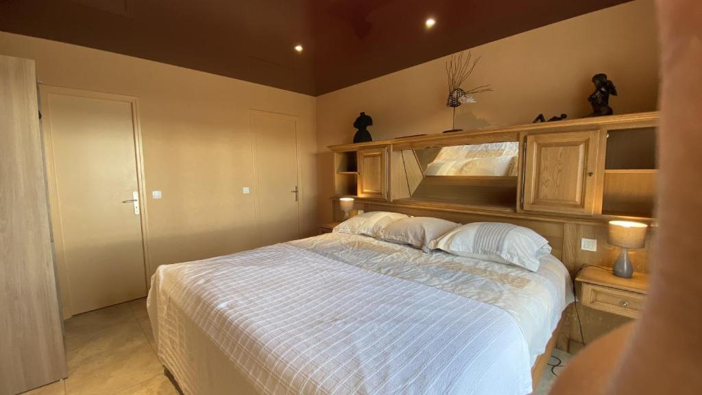 Posteľ alebo postele v izbe v ubytovaní Port Frejus 1er etage de villa vue sur mer, 8-9 Pe