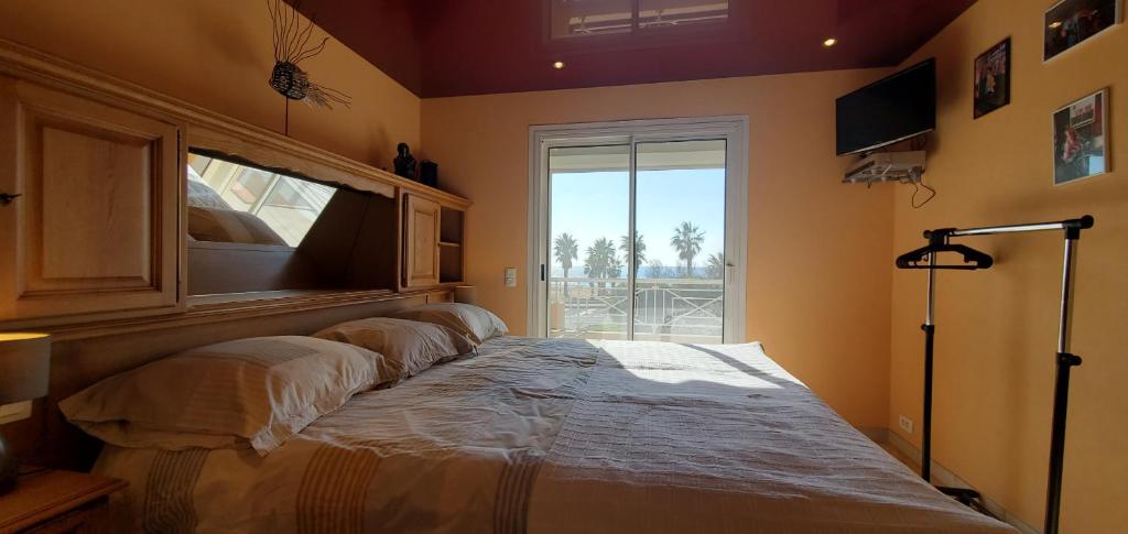 Posteľ alebo postele v izbe v ubytovaní Port Frejus 1er etage de villa vue sur mer, 8-9 Pe