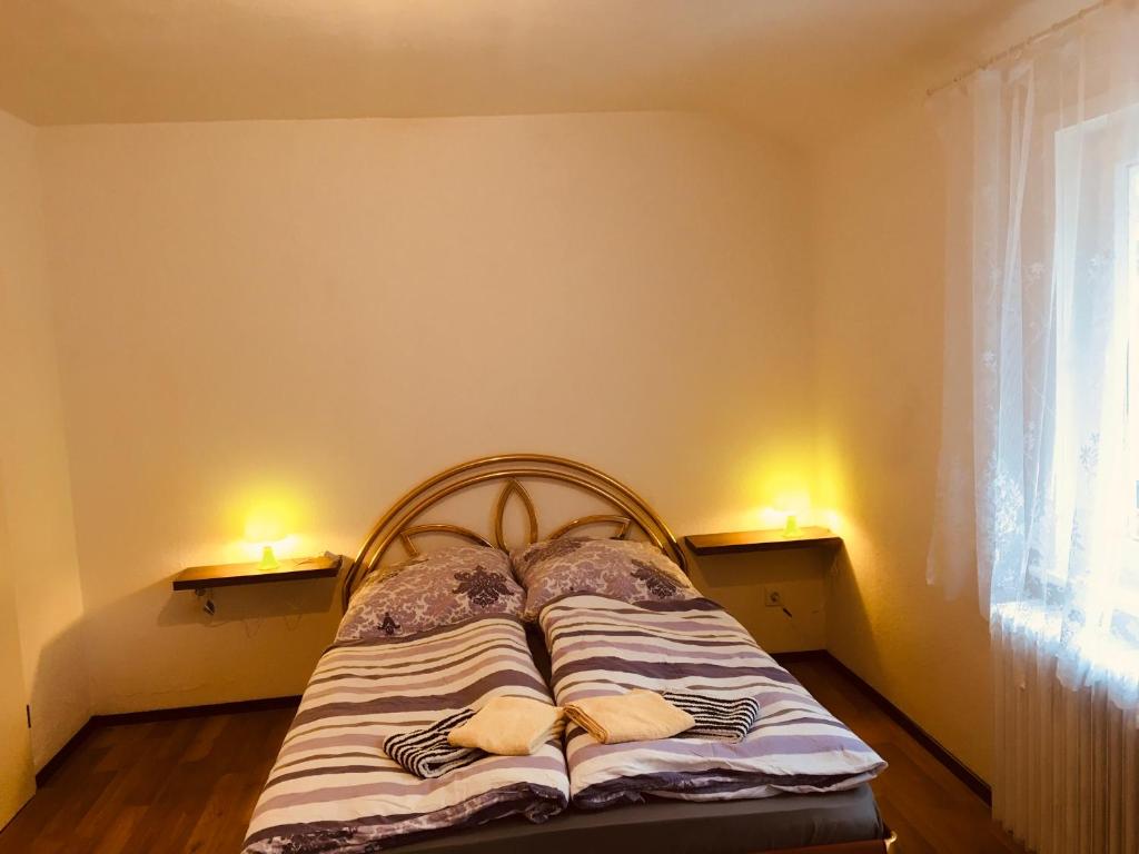 Postel nebo postele na pokoji v ubytování Haus am Fluss mit wunderschöner Dachterrasse mit Flussblick ,Garten und Grill