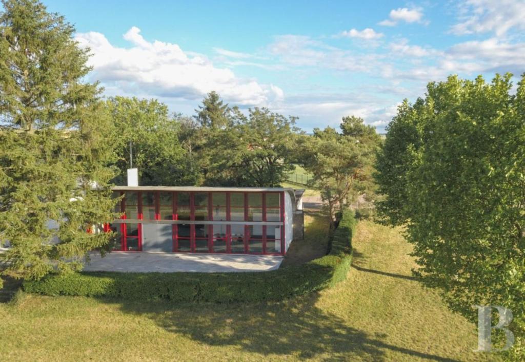 einen Blick über ein Gebäude mit roten Türen in der Unterkunft Maison Le Corbusier in Doncourt-lès-Conflans
