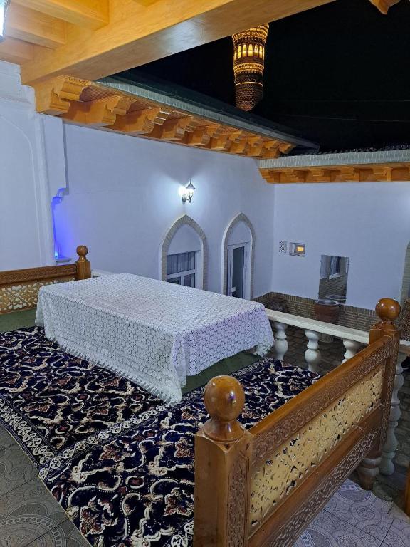 1 dormitorio con 1 cama grande en una habitación en Hotel ISLAM&IMRAN, en Bukhara