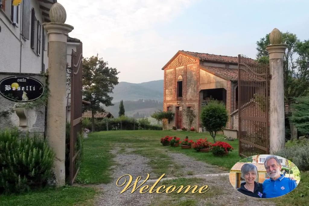 Casa riservata sulle colline di Parma oasi di pace في Neviano degli Arduini: صورة رجل وامرأة على لافتة خارج المنزل