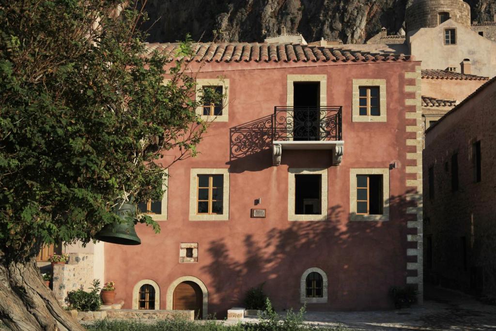 un edificio naranja con un balcón en la parte superior. en Theophano Art Hotel, en Monemvasia