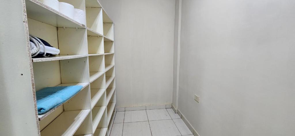 Palanda nebo palandy na pokoji v ubytování Casa duplex en Área 4 CDE