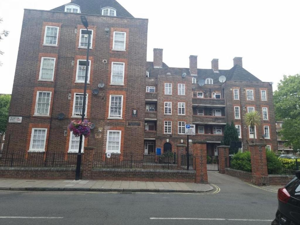 a large red brick building on a city street at Beautiful 2 Bedroom Flat in Frampton Street in London