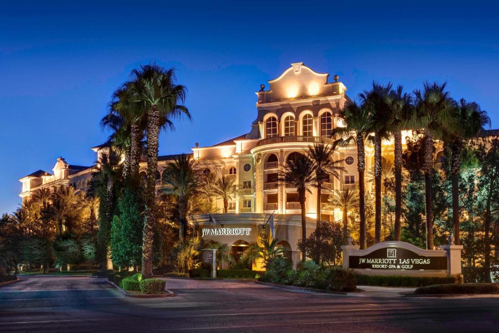 un grande edificio con palme di fronte di JW Marriott Las Vegas Resort and Spa a Las Vegas