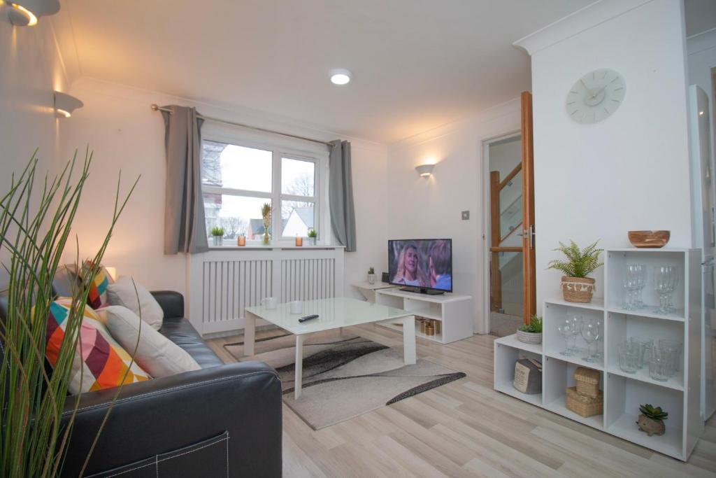 ein Wohnzimmer mit einem Sofa und einem Tisch in der Unterkunft Sealock Mews by Property Promise in Cardiff