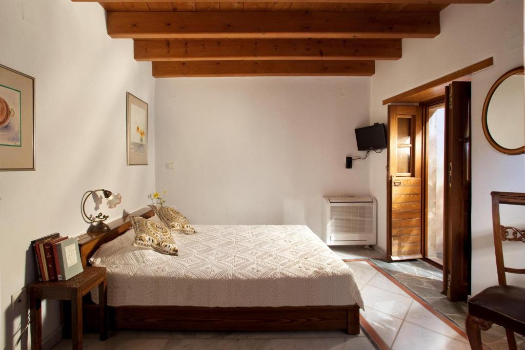 Postel nebo postele na pokoji v ubytování Theophano Art Hotel