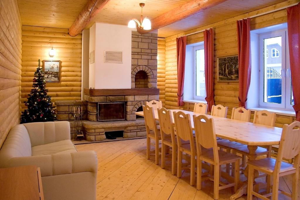 Снять дом на новый год ярославль. Новогодний коттедж. Снять дом на новый год ярославль. Дёмино рыбинск домики. Снять домик в ярославле.