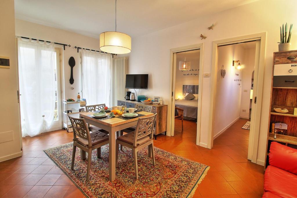 een woonkamer met een tafel en stoelen en een bank bij Casa Peppa in Lazise