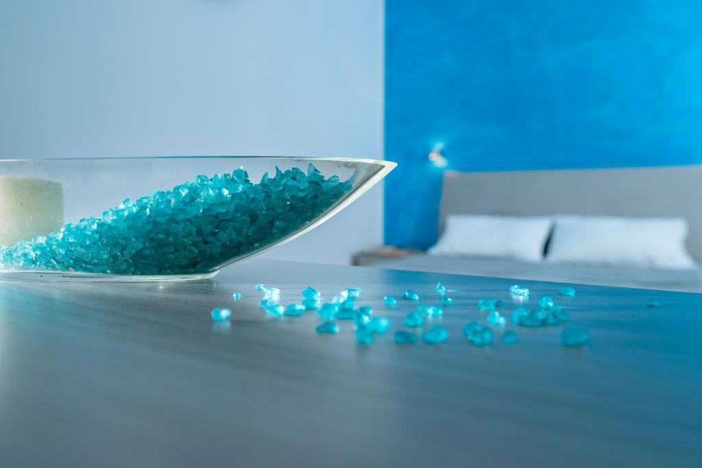 uma tigela cheia de comprimidos azuis numa mesa em B&B Pietre Preziose em Castelluzzo