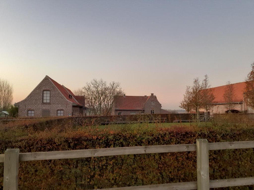 a house in a field next to a fence at B&B In 't Stille Weg in Kemmel
