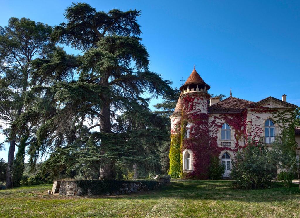 une ancienne maison avec une tour sur un champ dans l'établissement Château Marteret, à Vic-Fezensac