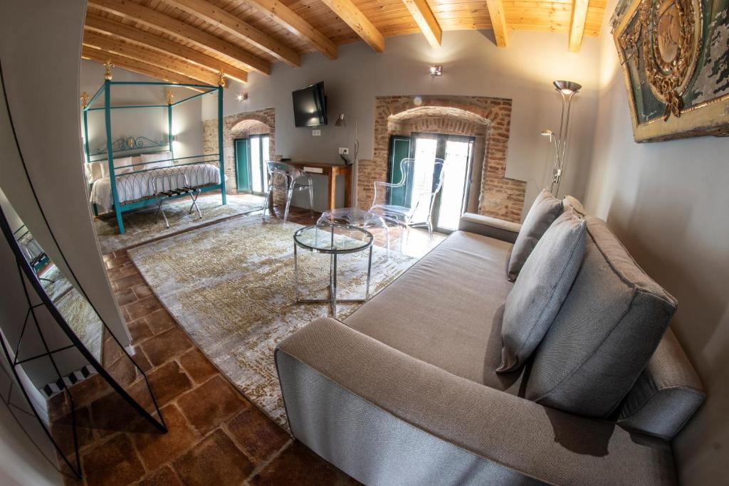 ein Wohnzimmer mit einem Sofa und einem Tisch in der Unterkunft La Casa de Carlota in Montánchez