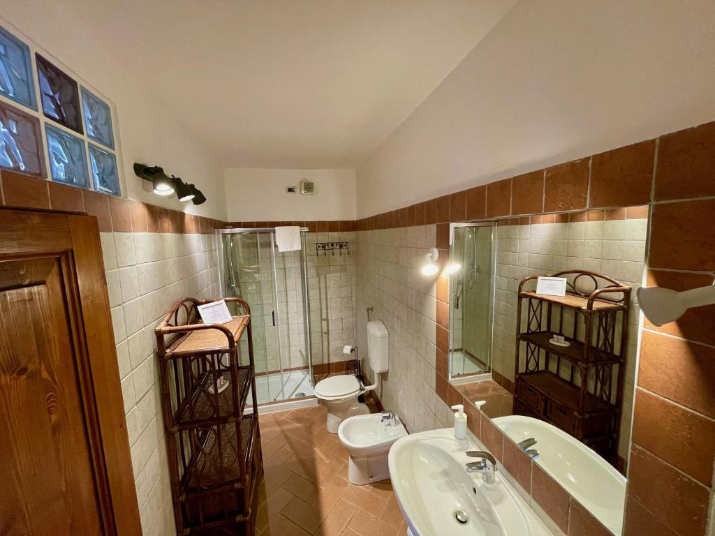 A bathroom at Casetta Luna e Sole