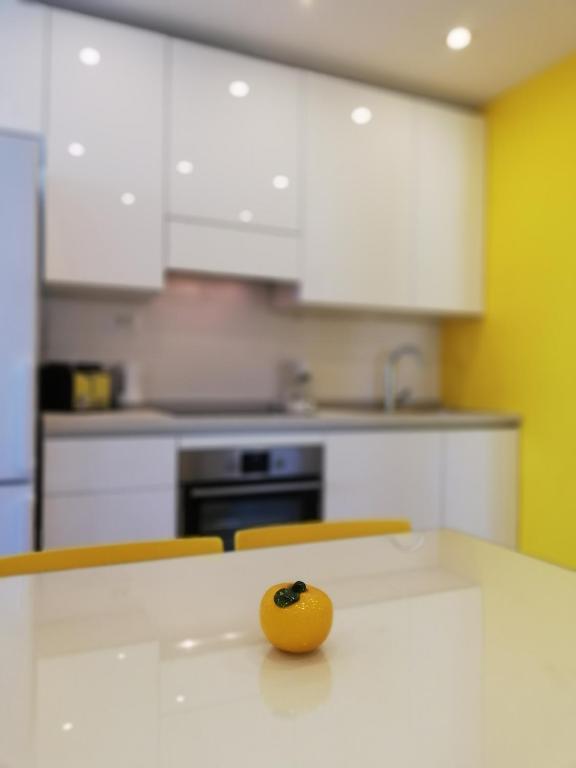 Kuchyňa alebo kuchynka v ubytovaní Apartment Altitudo Split sea and city view terrace comfortable and new