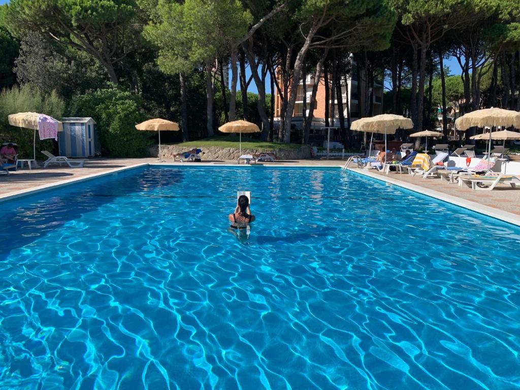 Bazén v ubytování Hotel Beau Rivage Pineta nebo v jeho okolí