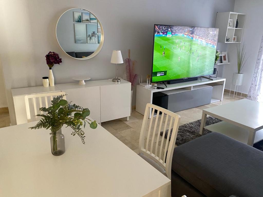 TV a/nebo společenská místnost v ubytování Appartement de LUXE Marina SAIDIA avec vue sur PISCINE Résidence TAMARIS